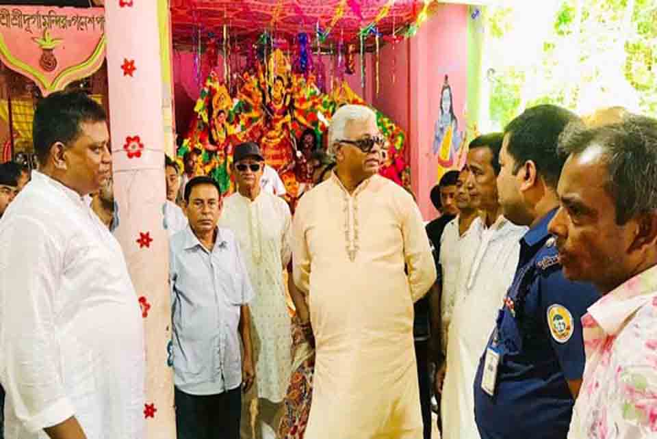 উজিরপুরে এমপি শাহে আলমের পূজা মন্ডপ পরিদর্শন