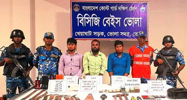 ভোলার ডাকাতদলের আস্তানায় অভিযান, আটক ৩