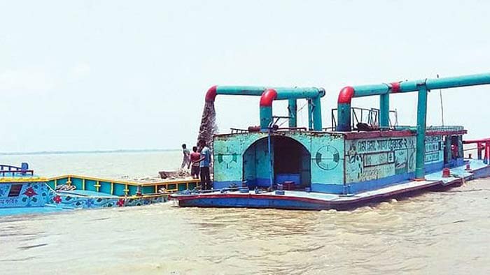 সিত্রাংয়ের আঘাতে ড্রেজার ডুবে ৮ শ্রমিকের মৃত্যু