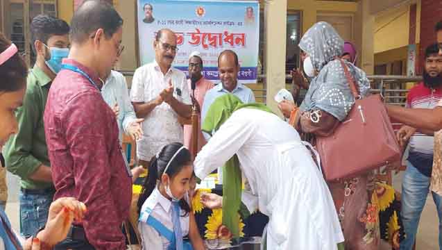 সাপাহারে শিশু শিক্ষার্থীদের কোভিড-১৯ এর টীকা দান শুরু