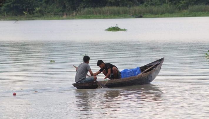 দুমকিতে চলছে মা-ইলিশ শিকারের মহাউৎসব