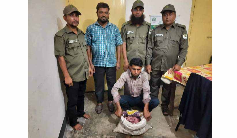 মনপুরায় হরিণের মাংসসহ শিকারি আটক