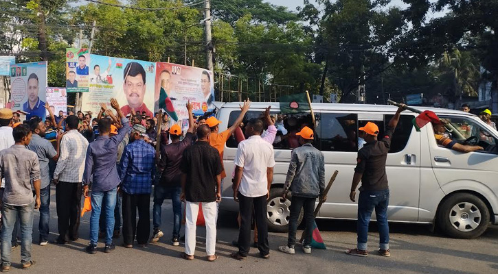 হাতে কাঠ ও বাঁশের লাঠি নিয়ে সমাবেশস্থলে নেতাকর্মীরা