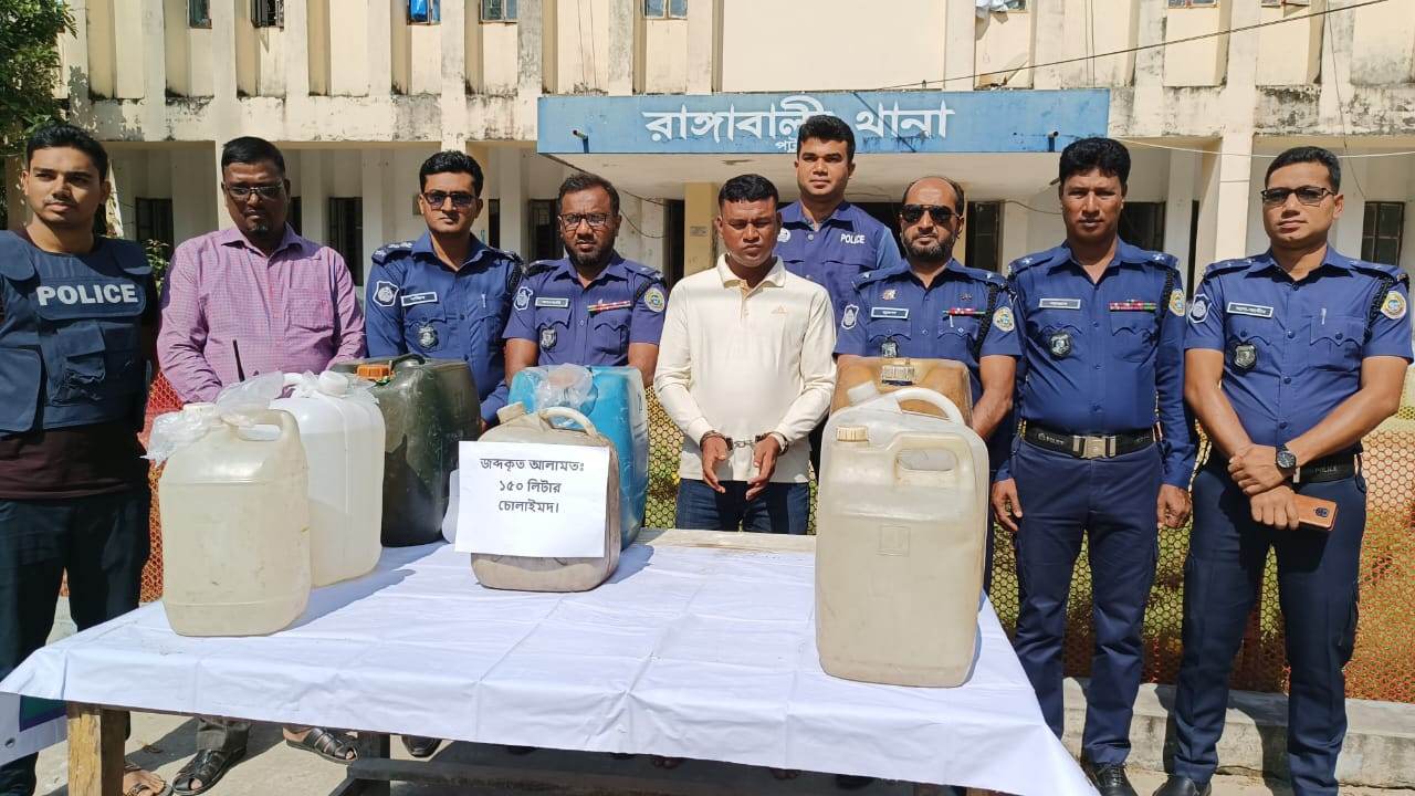 রাঙ্গাবালীতে ১৫০ লিটার দেশিমদসহ যুবক আটক
