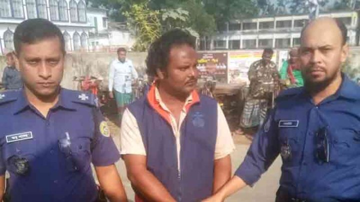 বরিশালে পুরোনো মাংসে রক্ত মিশিয়ে বিক্রি করতেন তিনি