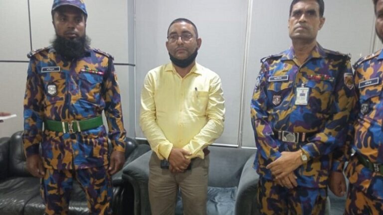 ওমরাহ করতে যাওয়ার সময় ইয়াবাসহ চেয়ারম্যান গ্রেপ্তার