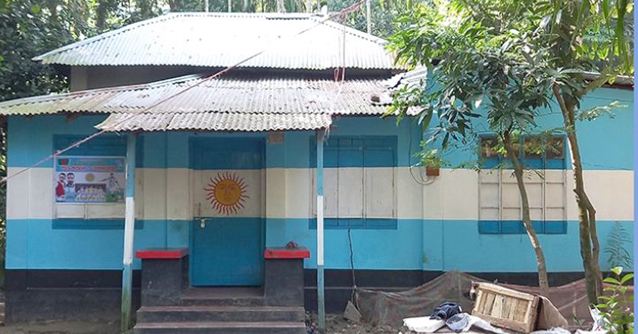 আর্জেন্টিনার পতাকার আদলে বাড়ি বানালেন ভোলার মিঠুন
