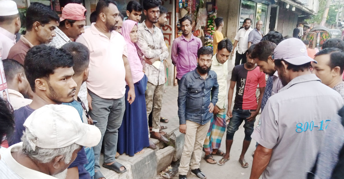 বরিশালে সড়কে মৃত্যুর কোলে ঢলে পড়লেন ব্যবসায়ী