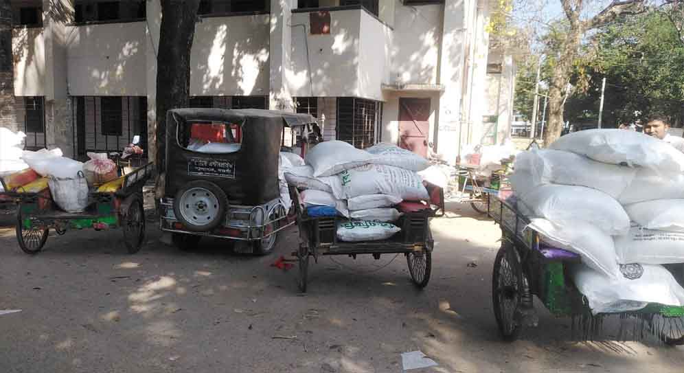 সাপাহারে ৫৯ বস্তা বিএডিসির সার আটকে দিল জনতা