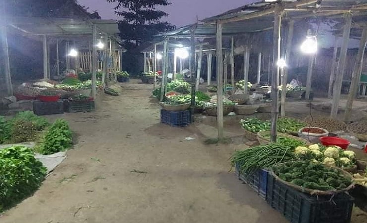 মসজিদে আজান হলে ফাঁকা হয়ে যায় বাজার