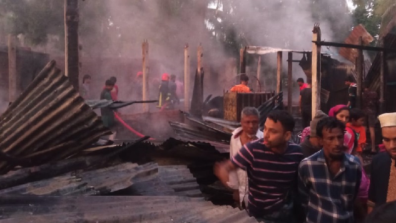 শর্ট সার্কিটের আগুনে ৩ দোকান পুড়ে ছাই