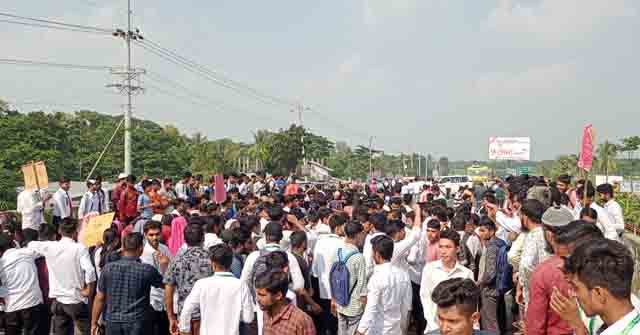 বাবুগঞ্জে অধ্যক্ষের অপসারণের দাবীতে মহাসড়ক অবরোধ