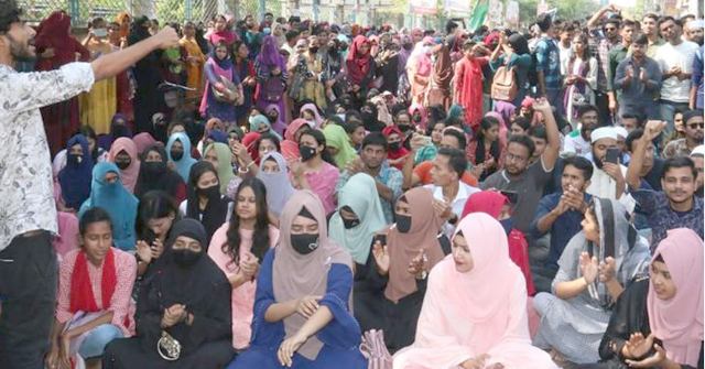 বিএম কলেজ শিক্ষার্থীদের সড়ক অবরোধ (ভিডিও)