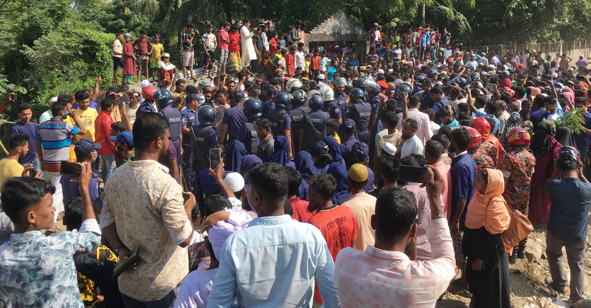 কুয়াকাটায় উচ্ছেদ অভিযানে এলাকাবাসীর বাধা