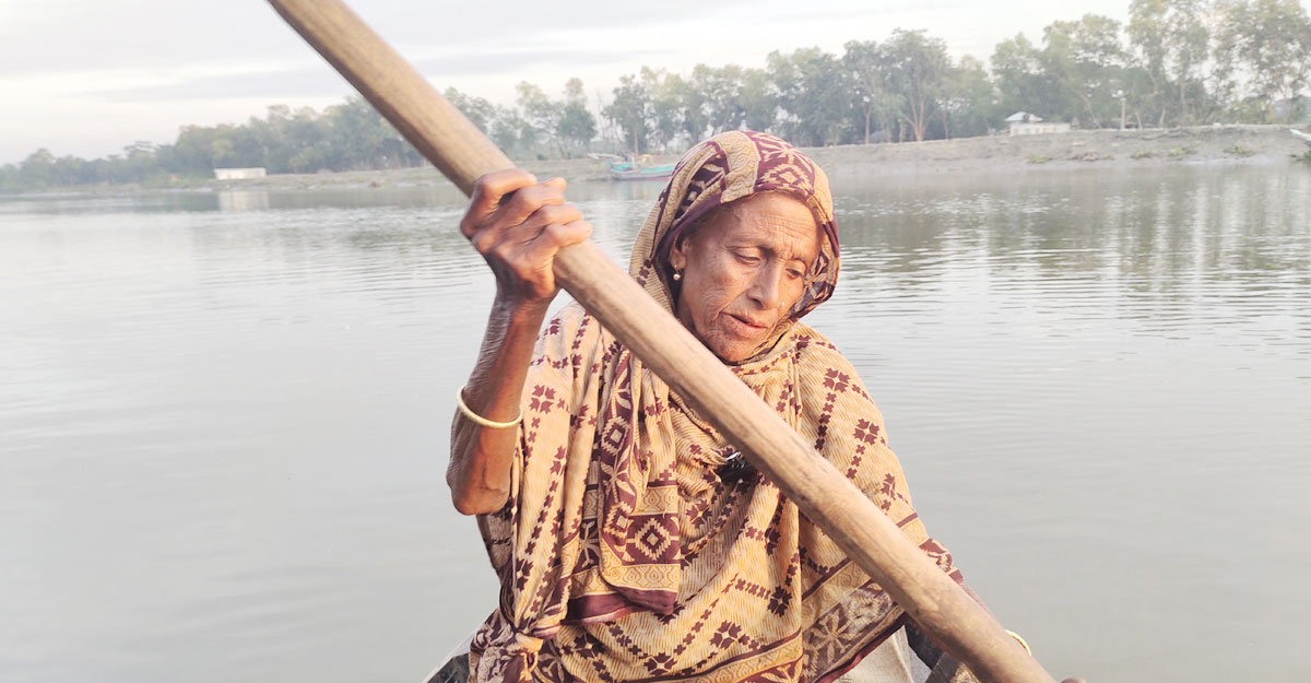 খেয়া পারাপার করে জীবন চলছে পটুয়াখালীর আকলিমার
