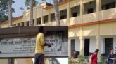 কালিয়ায় নিষেধাজ্ঞা অমান্য করে বিদ্যালয় গেইটে সভাপতির নাম
