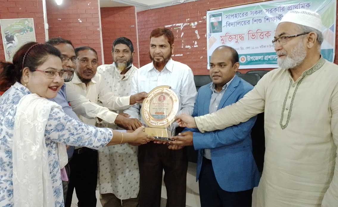 সাপাহারে ইউএনও আব্দুল্যাহ আল মামুনকে সম্মাননা প্রদান
