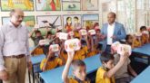 সাপাহারে শিক্ষার্থীদের টিফিন বক্স দিল ইউএনও