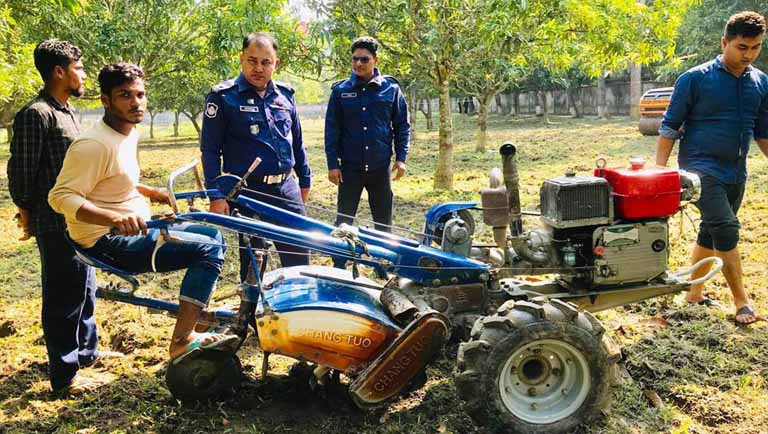 অনাবাদী জমিতে চাষাবাদ শুরু করলেন উজিরপুরের ওসি