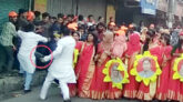 বরিশালে কর্মীদের শাসন করতে জুতা হাতে তেড়ে গেলেন ছাত্রলীগ নেতা