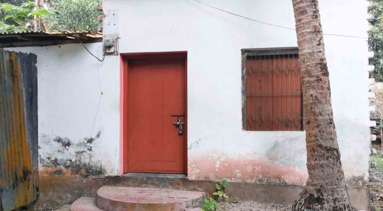 ঝালকাঠিতে ছোট ভাইয়ের হামলার ভয়ে পালিয়ে বেরাচ্ছেন বড় ভাই