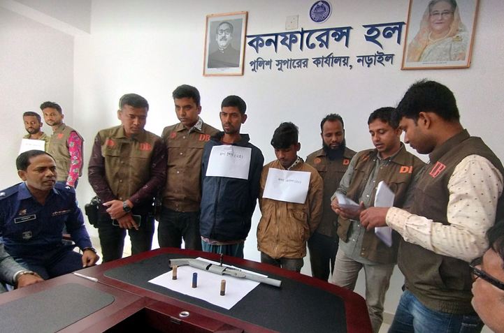 কালিয়ায় অস্ত্র-গুলিসহ দুই যুবক গ্রেফতার