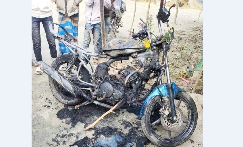 ঝালকাঠিতে ব্যবসায়ীর মোটর সাইকেল পুড়িয়ে দিয়েছে দুর্বৃত্তরা