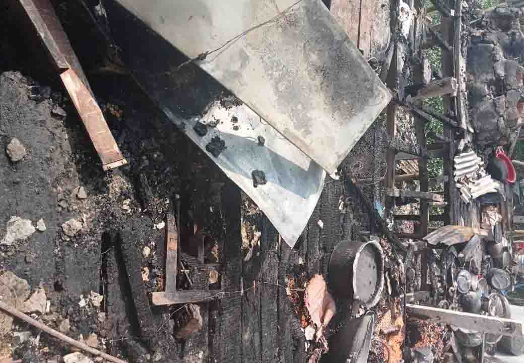 উজিরপুরে আগুনে পুরে দুই ব্যবসা প্রতিষ্ঠান ভস্মীভূত