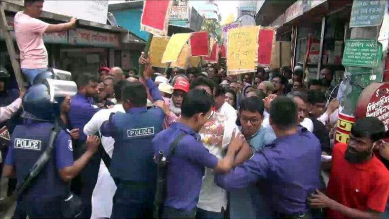 ঝালকাঠিতে পুলিশ বিএনপি সংঘর্ষ, পুলিশসহ আহত ৫৫