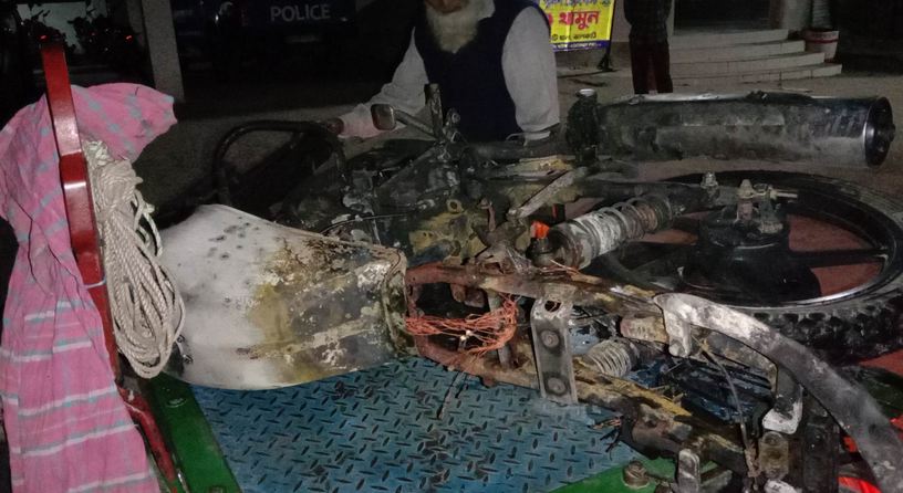নেশার টাকা না পেয়ে মোটরসাইকেল পুড়িয়ে দিল ছোট ভাই