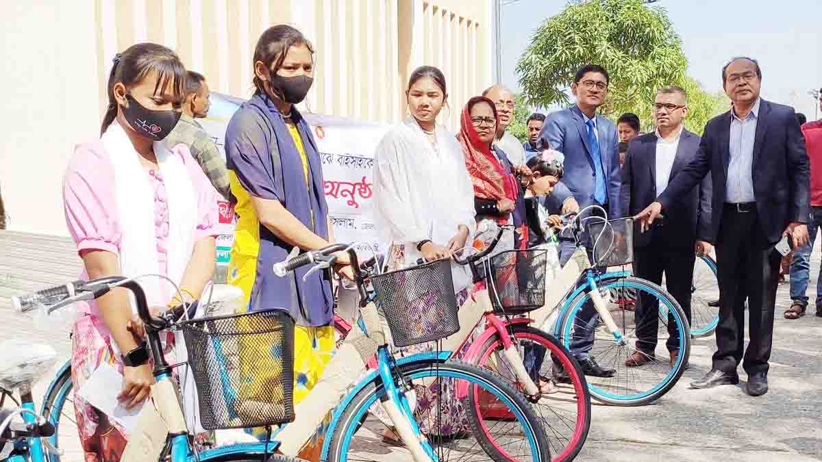 রাঙ্গাবালীতে শিক্ষার্থীদের মাঝে বাইসাইকেল বিতরণ