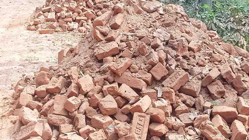 ঝালকাঠিতে নিম্মমানের ইট দিয়ে চলছে সড়কের কাজ