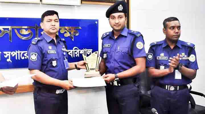 বরিশাল জেলার শ্রেষ্ঠ এসআই উজিরপুর থানার মেহেদী