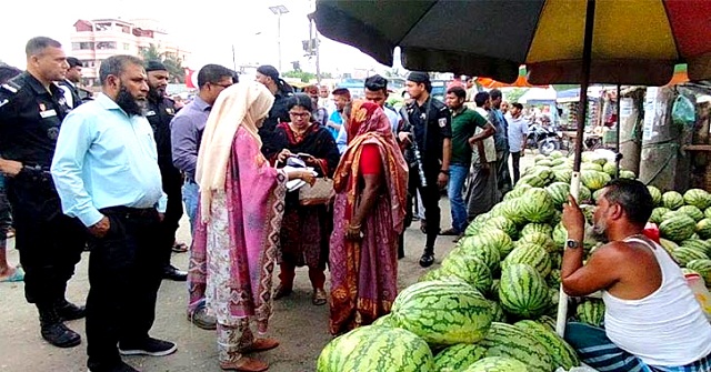 বরিশালে কেজিতে তরমুজ বিক্রি করায় জরিমানা