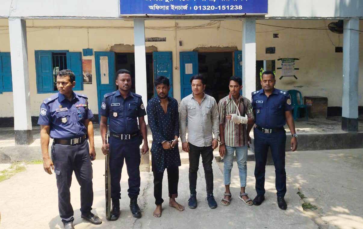 উজিরপুরে ইজিবাইক চোর চক্রের তিন সদস্য গ্রেপ্তার