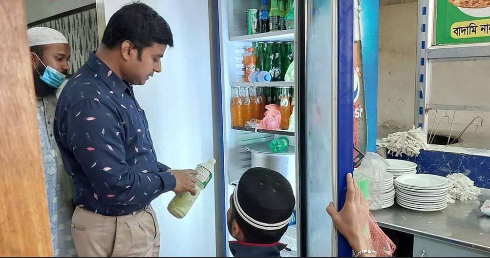 বরিশালে মেয়াদোত্তীর্ণ পণ্য রাখায় ৫ প্রতিষ্ঠানকে জরিমানা