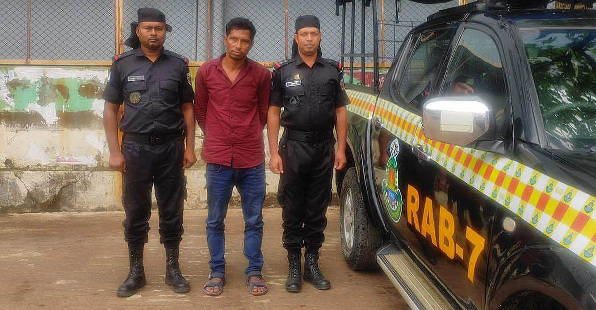 বরগুনায় ডিবি পুলিশসহ ৩ জনকে কুপিয়ে জখম, আসামি গ্রেফতার