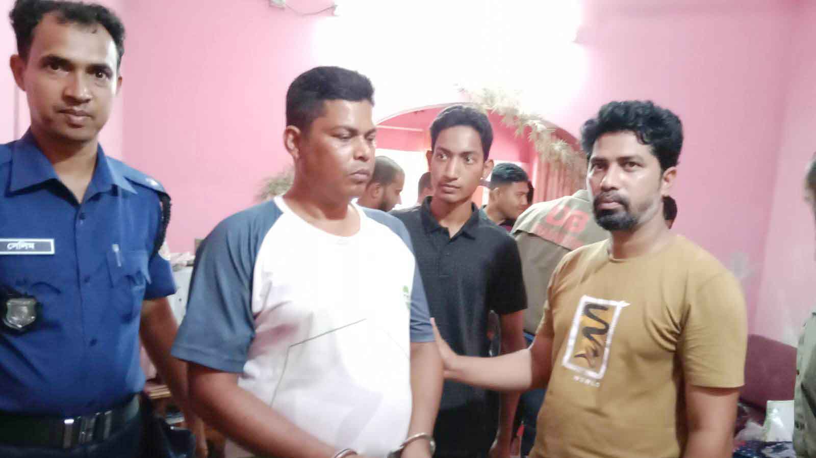 ঝালকাঠিতে নৌবাহিনীর ভুয়া অফিসার আটক