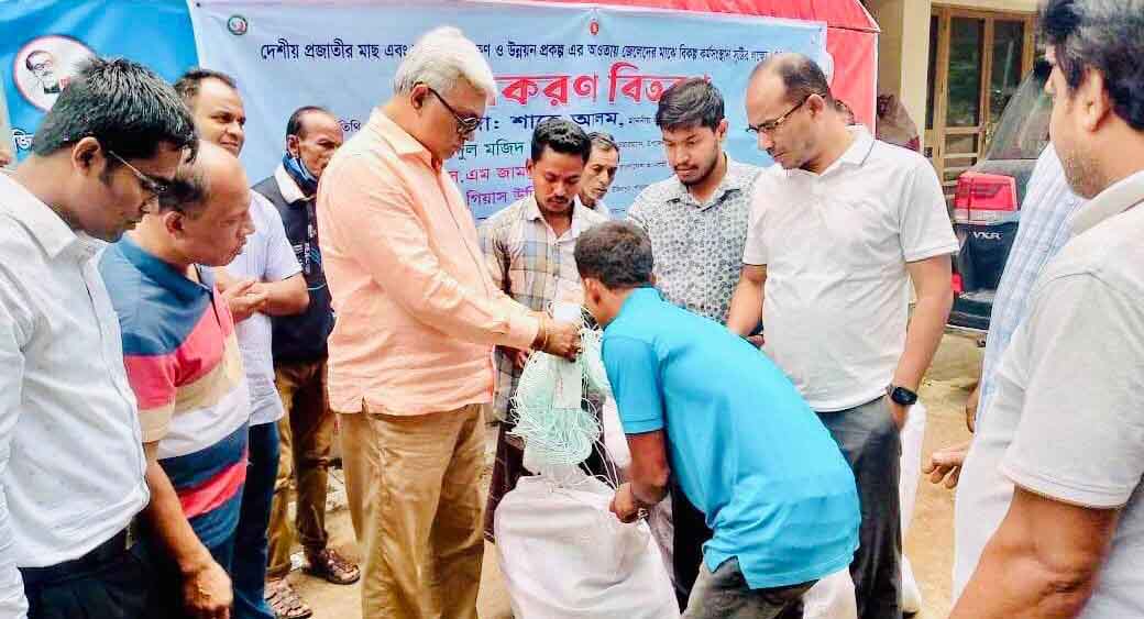 উজিরপুরে জেলেদের মাঝে এমপি শাহে আলমের জাল বিতরন