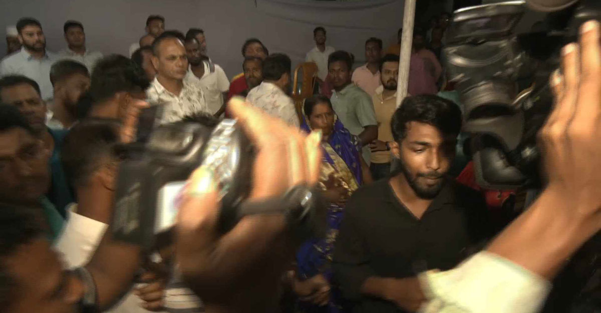 ব‌রিশা‌লে আ.লী‌গ-ছাত্রলী‌গ হাতাহাতি, ৩০ সাংবা‌দিক অবরুদ্ধ