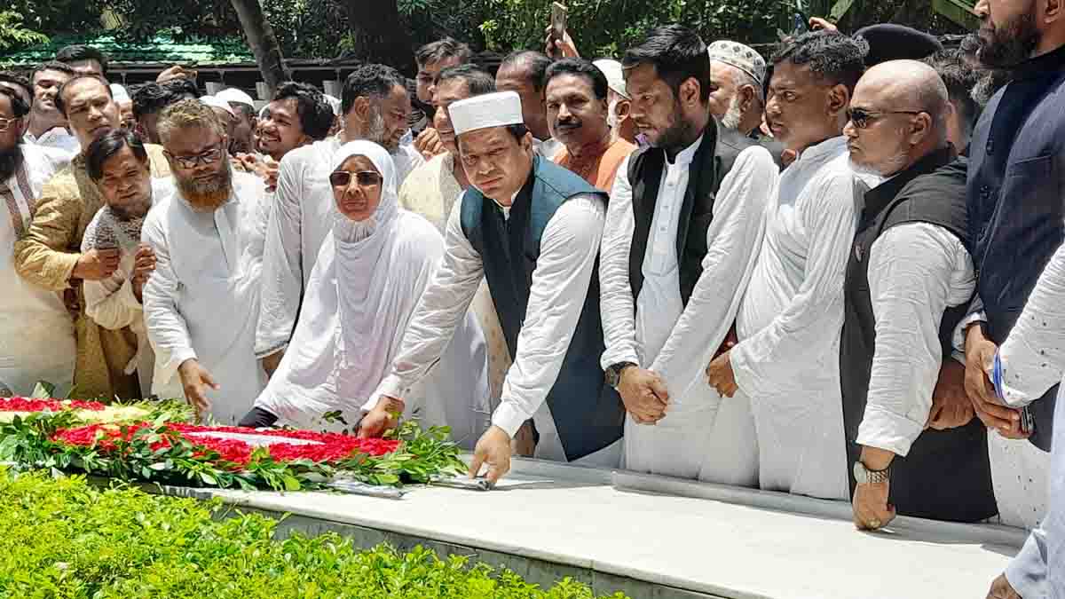 মাকে নিয়ে বঙ্গবন্ধুর মাজার জিয়ারত করলেন জাহাঙ্গীর