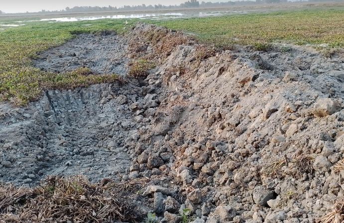 সাপাহারে বাঁধ দিয়ে জলমহল দখলের অভিযোগ