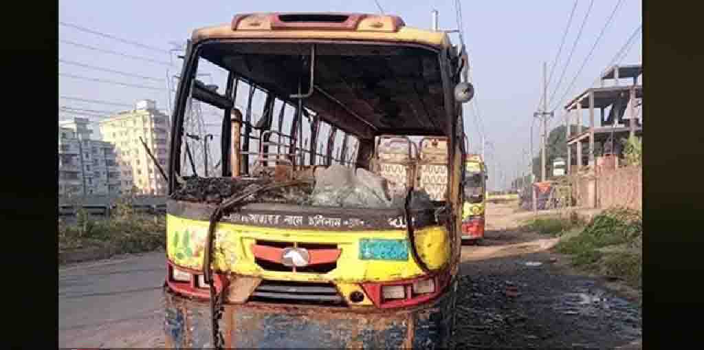 ডেমরায় বাসে আগুন: ঘুমন্ত হেলপারের মৃত্যু, দগ্ধ এক