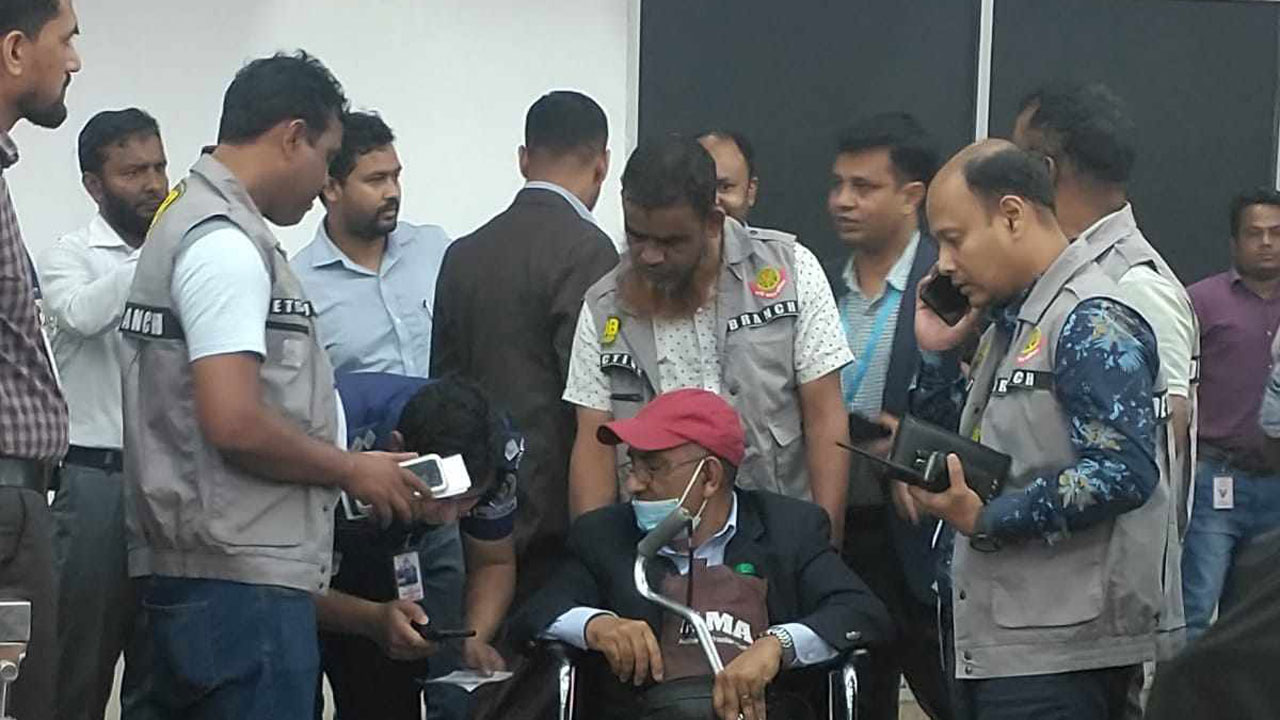 বাইডেনের কথিত ‘উপদেষ্টা’ এয়ারপোর্ট থেকে আটক
