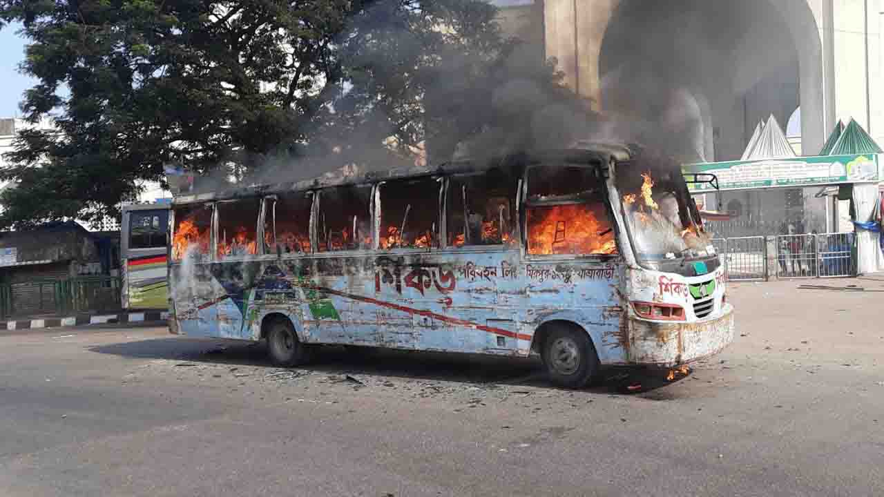 হরতাল: শিকড় পরিবহনের চলন্ত বাসে আগুন