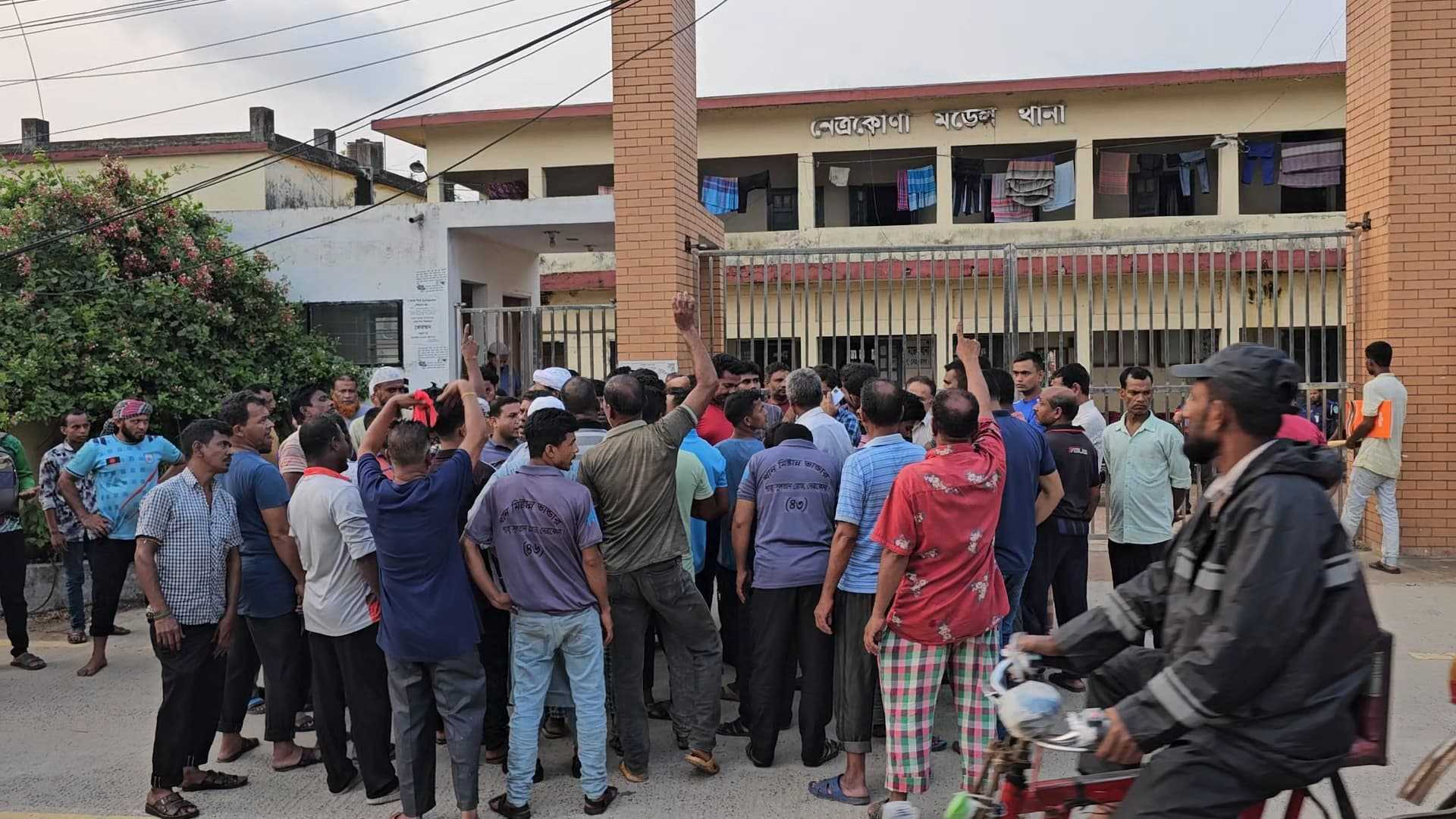 খেলাফত শ্রমিক নেতার মুক্তির দাবিতে থানা ঘেরাও