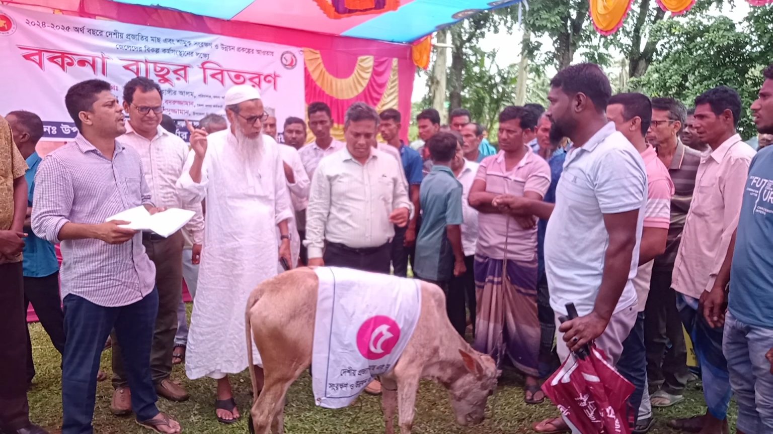 কালিয়ায় প্রান্তিক জেলেদের মাঝে গরু বিতরণ