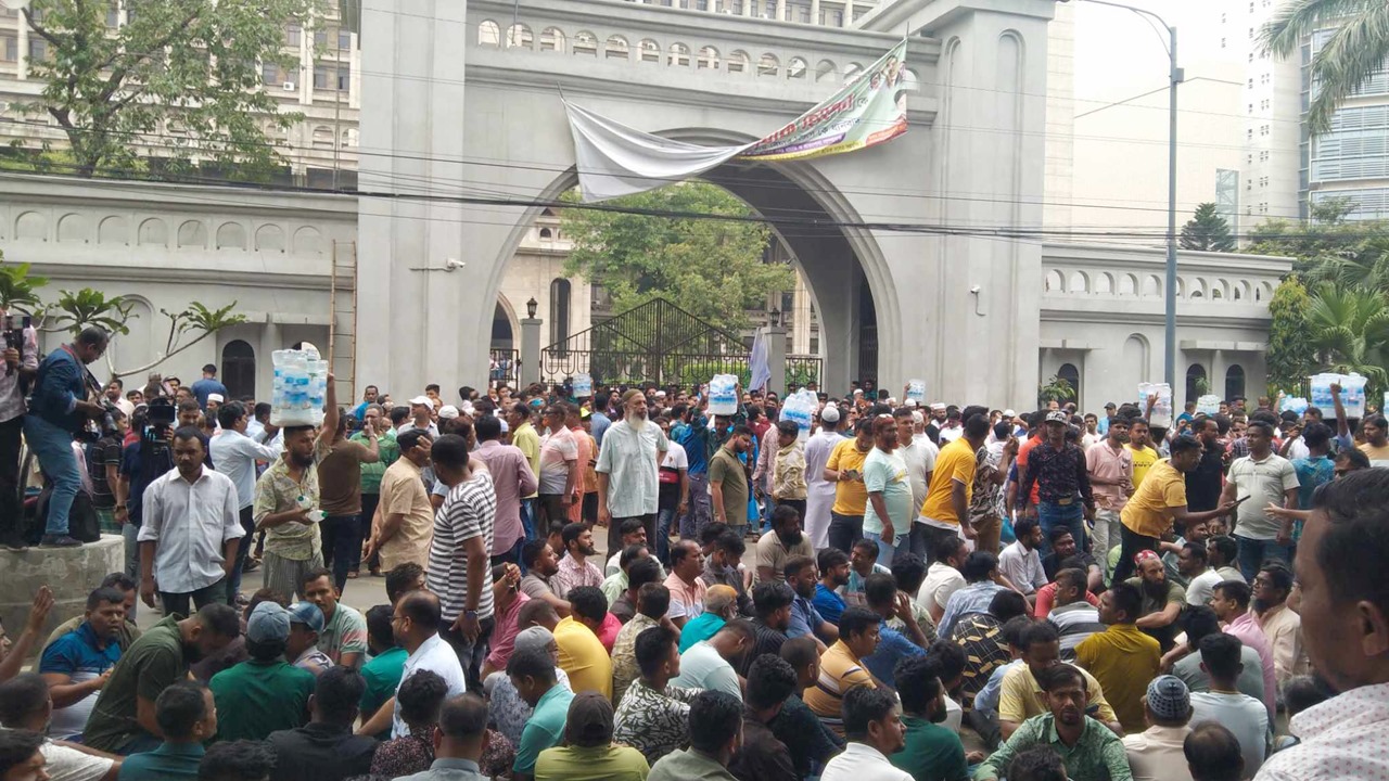 ইশরাক সমর্থকদের নগর ভবন ‘ব্লকেড’