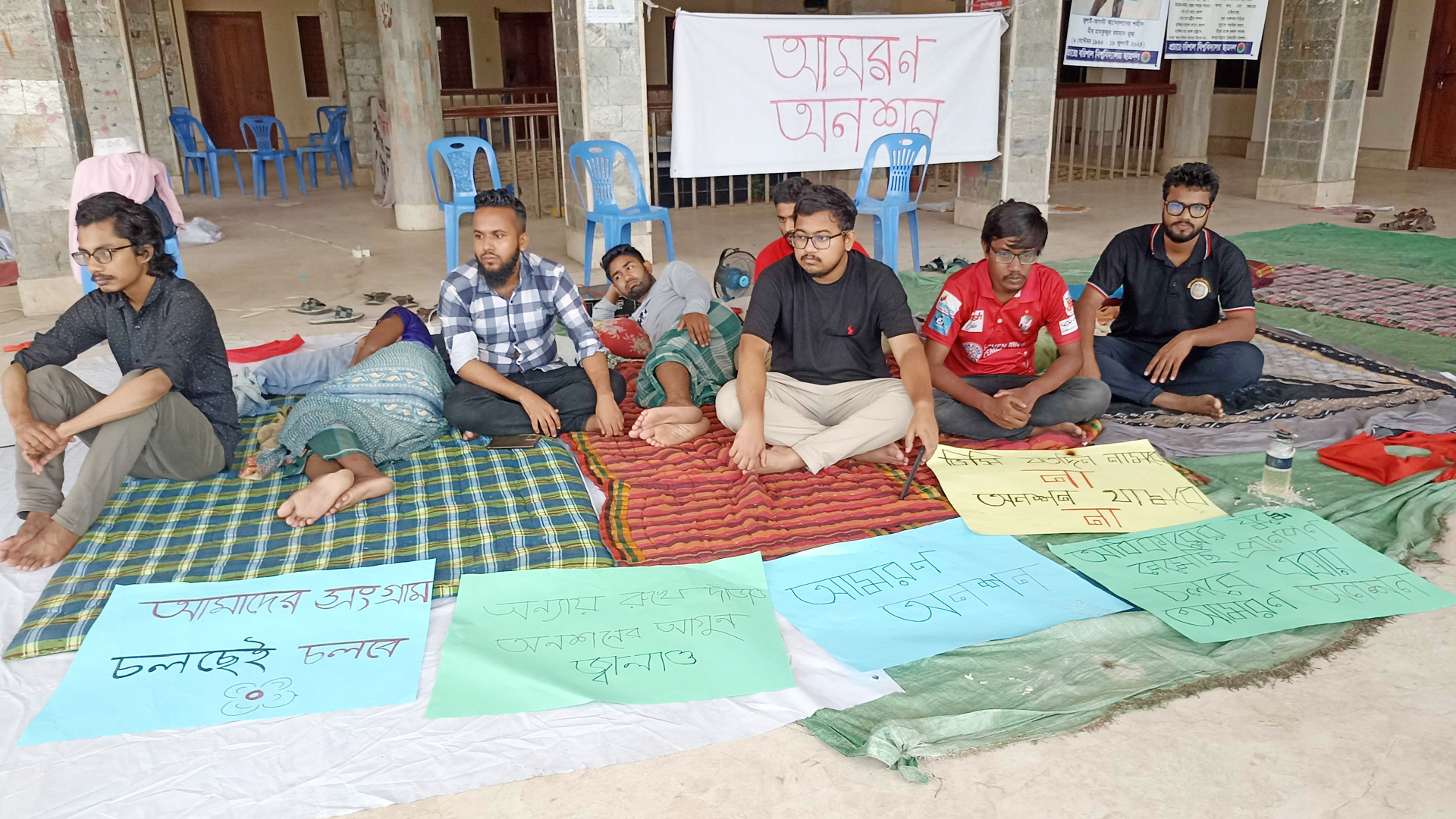 আমরণ অনশনে বরিশাল বিশ্ববিদ্যালয়ের শিক্ষার্থীরা