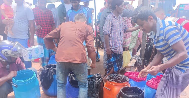 পিরোজপুরে ২০ লাখ টাকার চিংড়ির পোনা জব্দ